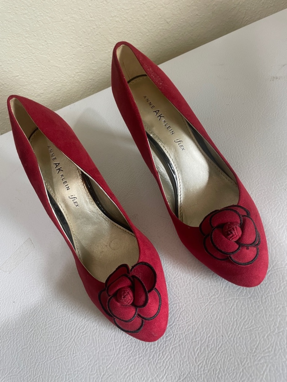 Anne Klein Red Suede
Pointed-Toe Pumps With Floral Decoration. Good Condition.